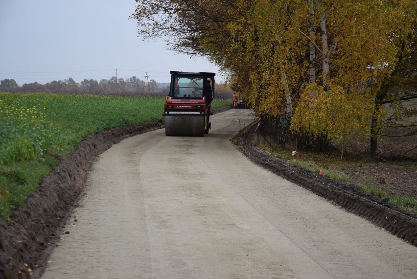 Gruntowny remont trzech dróg w gminie Lwówek 