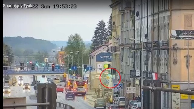 Niebezpieczne zdarzenie przy ul. Krakowskiej zarejestrowała kamera monitoringu miejskiego.  Na nagraniu widać jak w momencie, gdy spada beton pod balkonem przechodzą osoby, jedna z nich nawet odskakuje