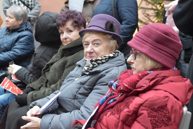 Kolędowanie w Klubie Senior+ przy ul. Franciszkańskiej w Śremie. Na starszych śremian czekał nie tylko zespół, ale i świąteczne warsztaty