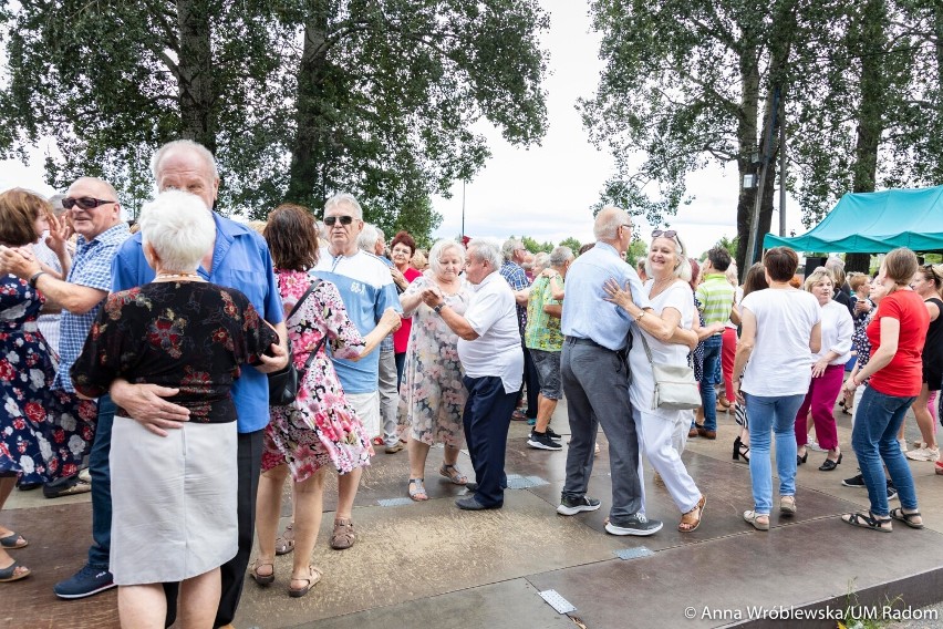 Niedzielna potańcówka "Taniec pod Gwiazdami" nad zalewem Borki w Radomiu. Świetna zabawa na parkiecie. Zobacz zdjęcia