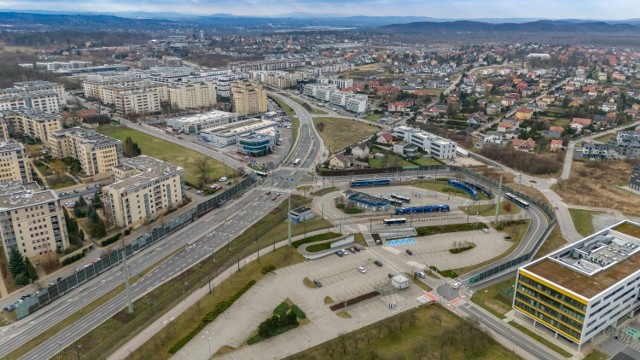 Nowa linia tramwajowa miałaby prowadzić od istniejącej pętli tramwajowej na Ruczaju ("Czerwone Maki") do nowoprojektowanej pętli tramwajowej w pobliżu węzła autostradowego A4 Kraków - Skawina albo do nowoprojektowanej pętli tramwajowo-autobusowej w rejonie rozjazdu dla przyszłej linii tramwajowej w kierunku osiedla Kliny, po zachodniej stronie terenów Szpitala Klinicznego im. dr. Józefa Babińskiego.