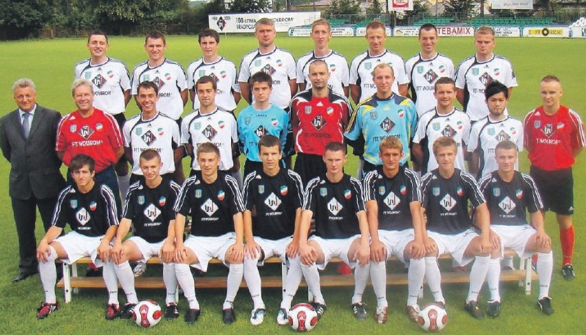 Przebój Wolbrom przed sezonem 2009-10, drugi z lewej w...