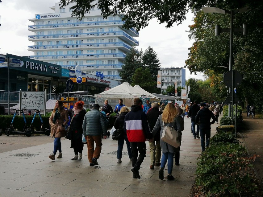 W Kołobrzegu dalej tłumy. Tysiące spacerowiczów na plaży i promenadzie