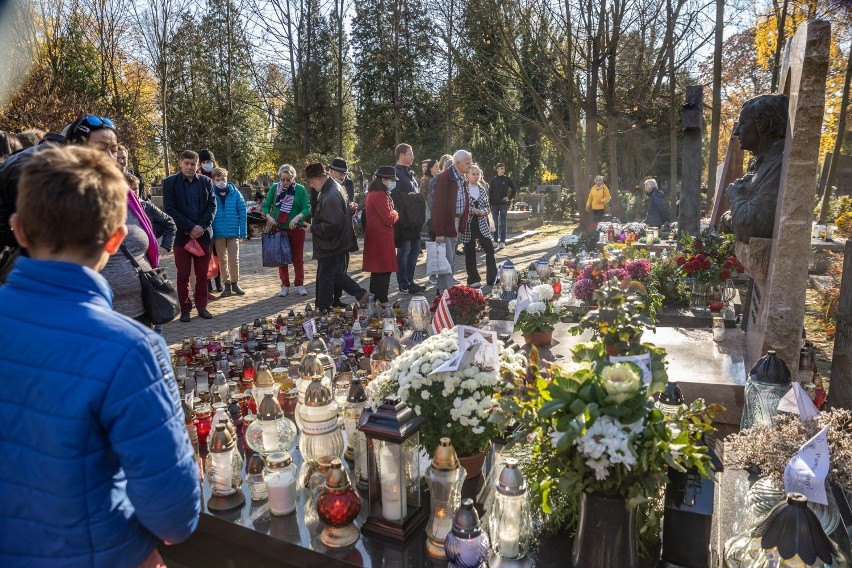 Wszystkich Świętych w Krakowie. Mieszkańcy ruszyli na cmentarze. Groby bliskich zapełniły się kwiatami i zniczami [ZDJĘCIA]