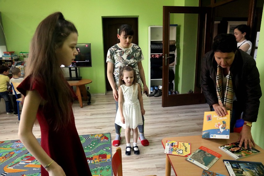 Ukraińskie dzieci przebywające w Legnicy otrzymały bajki w ich ojczystym języku