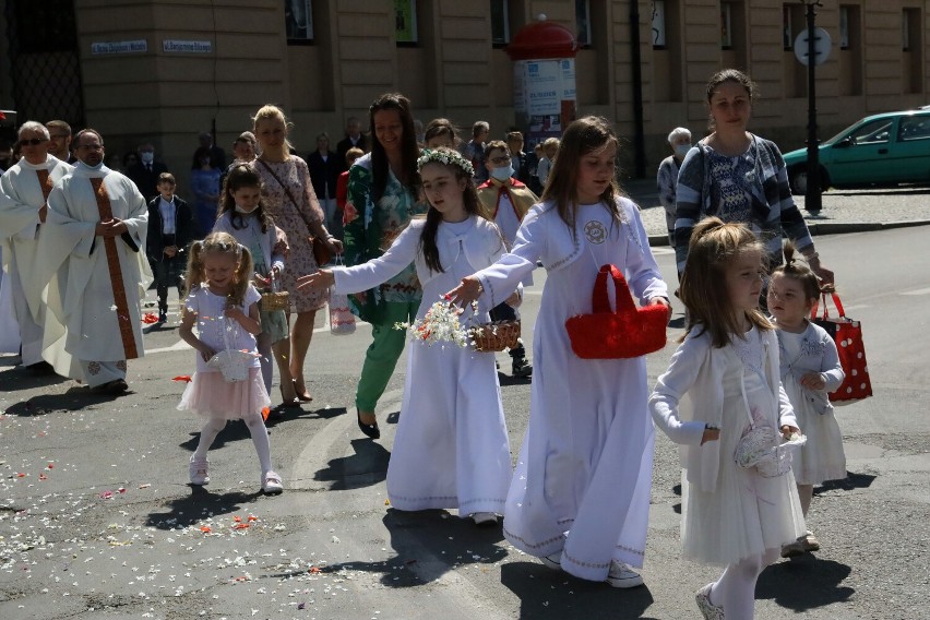 Liczba udzielonych sakramentów I Komunii św. według diecezji...