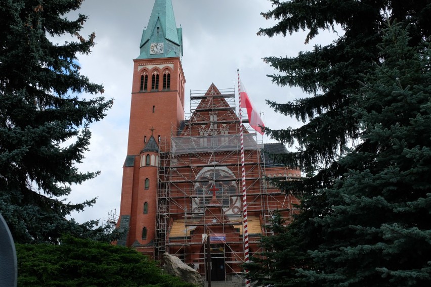 Trwa renowacja frontonu w kościele pw. Wniebowzięcia...