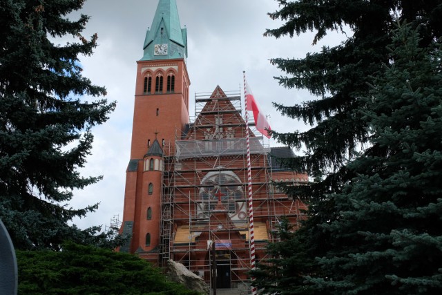 Trwa renowacja frontonu w kościele pw. Wniebowzięcia Najświętszej Maryi Panny w Żarach.
