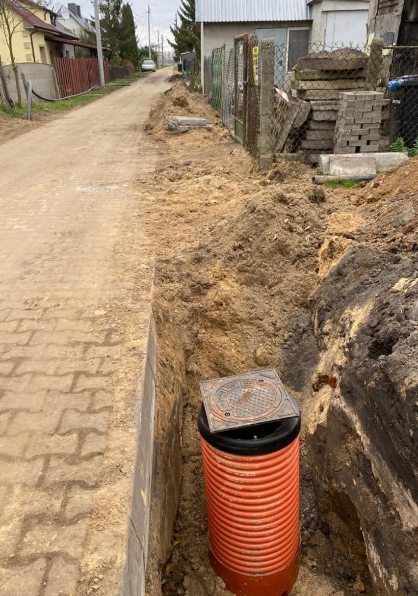 Gmina Cedry Wielkie. Trwa budowa sieci kanalizacyjnej w miejscowości Cedry Małe - Kolonia