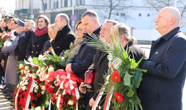 Uczcili pamięć żołnierzy niezłomnych pod murami byłego kaliskiego więzienia