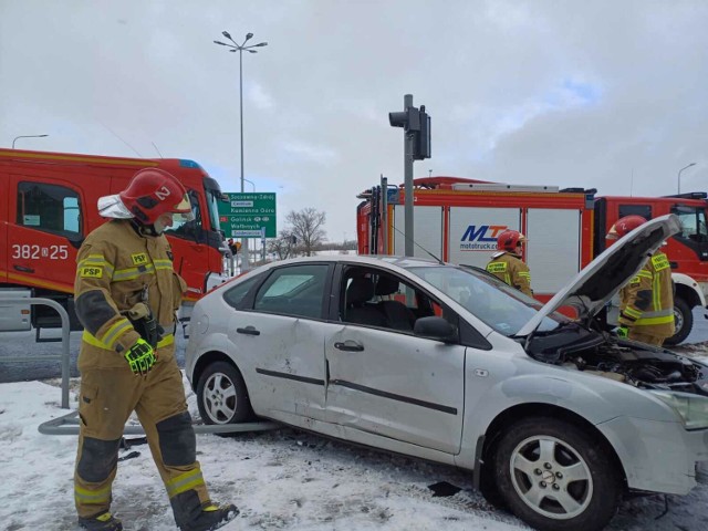 Wypadek na rondzie Niepodległości w Szczawnie - Zdroju. Zderzyły się dwa samochody osobowe