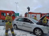 Wypadek na rondzie Niepodległości w Szczawnie - Zdroju (byłe Tesco). Zderzyły się dwa samochody osobowe ZDJĘCIA