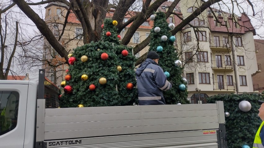 Na Placu Bohaterów w Zielonej Górze, prócz dużej choinki...