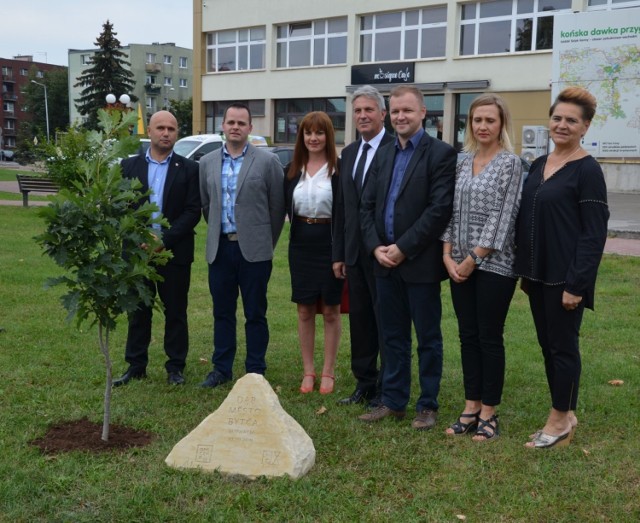 Delegacja z miasta partnerskiego Bytča w Opocznie. Przy MDK powstaje aleja dębów miast partnerskich