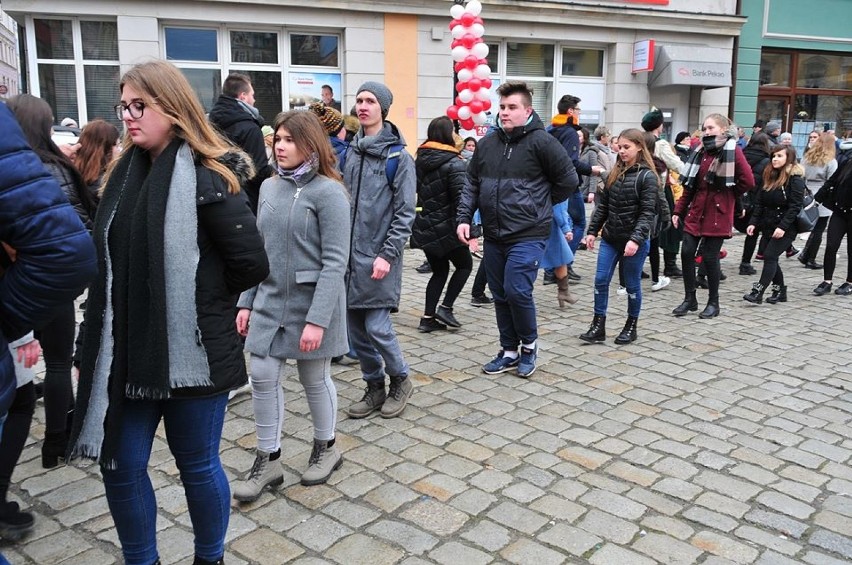 Świdnicki Polonez Maturzystów. Zatańczyło 300 par! (ZDJĘCIA) 