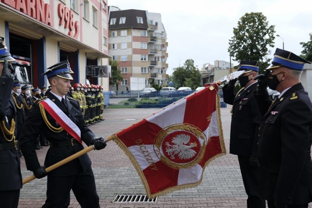 Podczas uroczystego apelu brygadier Sławomir Reszkowski przejął zadania i obowiązki komendanta Komendy Miejskiej Państwowej Straży Pożarnej w Toruniu.

Apel odbył się przed siedzibą komendy przy ulicy Legionów. Brygadier Reszkowski wcześniej, od lutego 2019 roku, kierował Komendą Powiatową Państwowej Straży Pożarnej w Nakle nad Notecią. Był także zastępcą komendanta powiatowego PSP w Żninie.

Zobacz także:

Auto Skyway Festival w liczbach
Piernikowe parki kieszonkowe w Toruniu

Sławomir Reszkowski obejmie stanowisko po Robercie Wiśniewskim. Starszy brygadier zajmował je przez ponad rok. Od 3 sierpnia jest Zastępcą Kujawsko-Pomorskiego Komendanta Wojewódzkiego PSP.