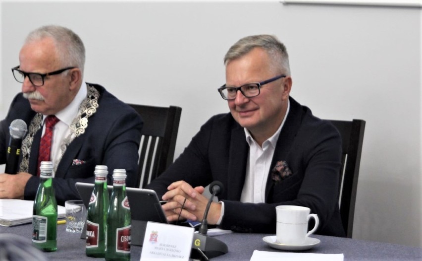 Drugi z lewej to Arkadiusz Klimowicz, burmistrz Darłowa