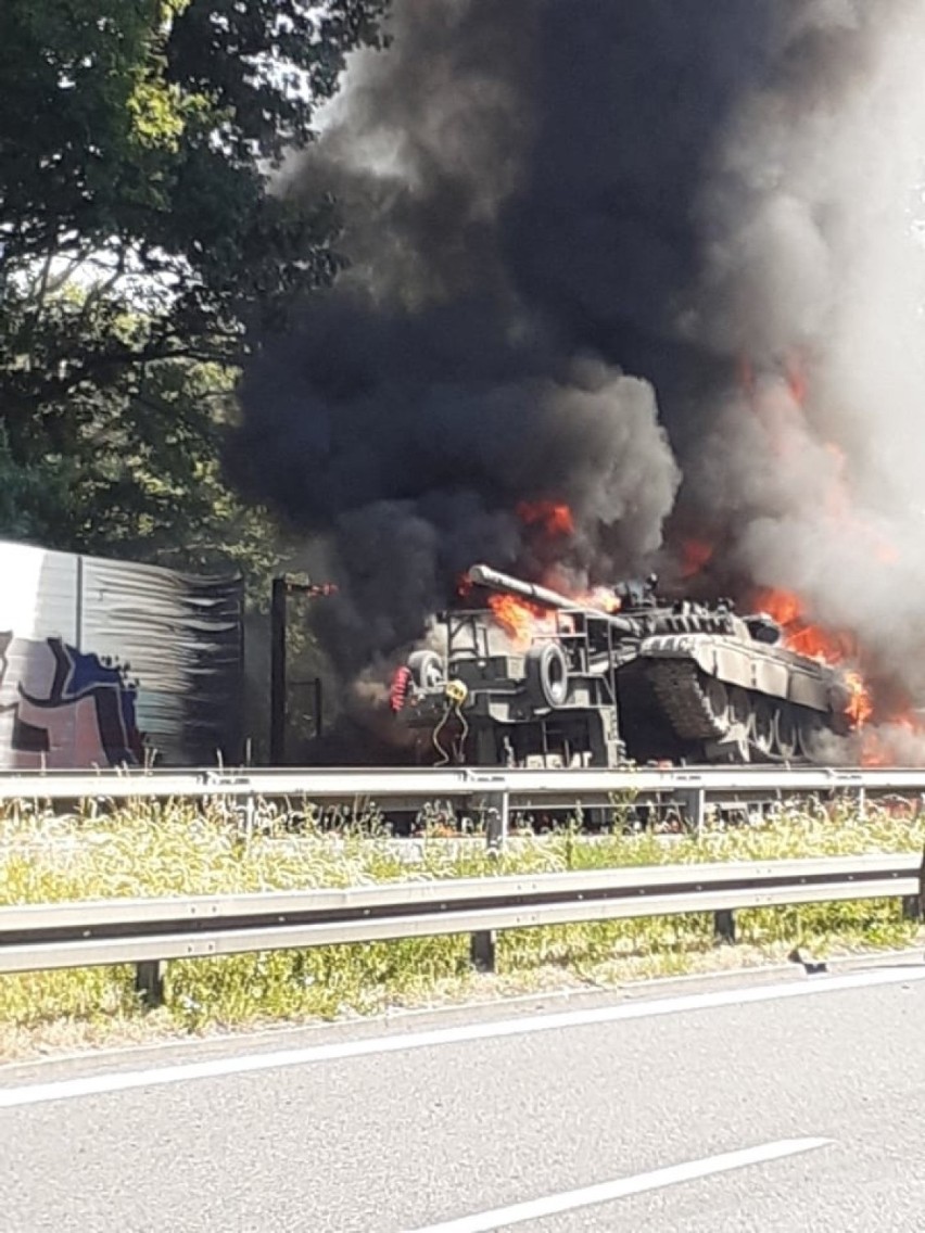 Pożar czołgu na A6 pod Szczecinem. Zderzenie ciężarówek transportujących czołgi. AKTUALIZACJA i ZDJĘCIA 20.06.2021