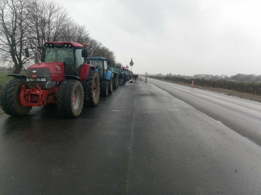 Rolnicy z powiatu malborskiego dołączyli do ogólnopolskiego protestu. 30 traktorów stało na krajowej "22" w Kończewicach