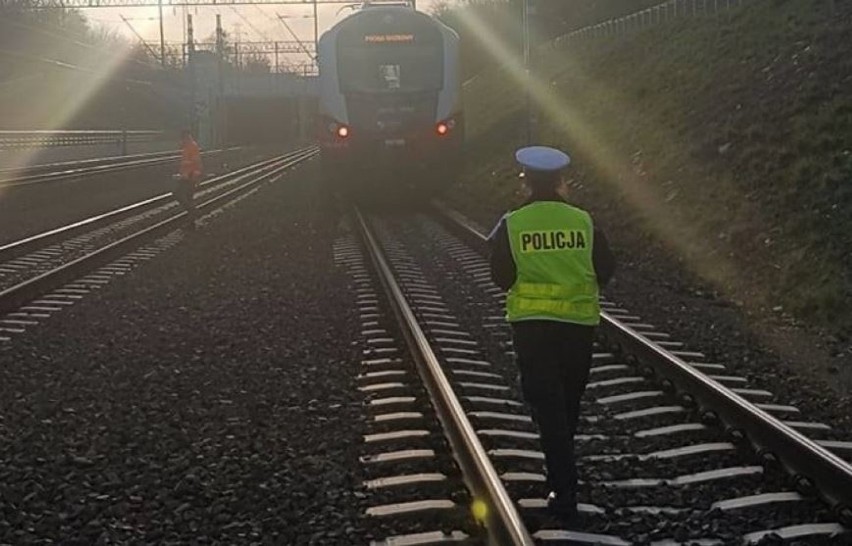 Pijany mężczyzna wpadł na torowisko i przejechał nad nim pociąg. Przeżył! [ZDJĘCIA]