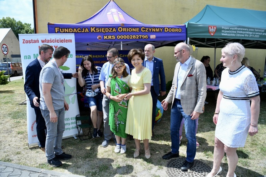 Rodzinny festyn w Opatówku. Minister Maląg wkopała kamień węgielny pod budowę nowego żłobka. ZDJĘCIA