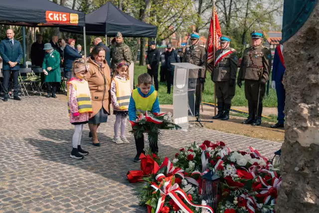 W Pruszczu Gdańskim - pod pomnikiem Ofiar Zbrodni Katyńskiej w parku przy ul. Wita Stwosza, odbyły się uroczystości związane z 84. rocznicą Zbrodni Katyńskiej