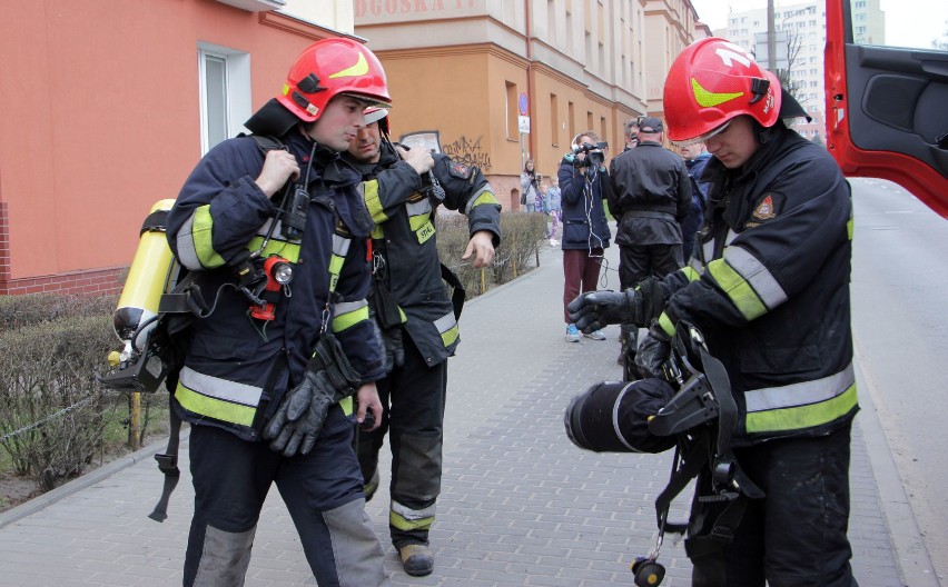 Pożar w kamienicy przy Bydgoskiej. Ewakuowano trzy osoby [zdjęcia]