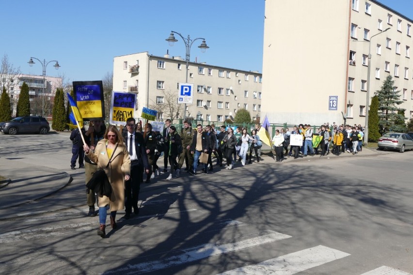 Malbork. Młodzież ZSP 4 przeciwko wojnie w Ukrainie. "Mundurówka" zorganizowała wiec pokojowy 