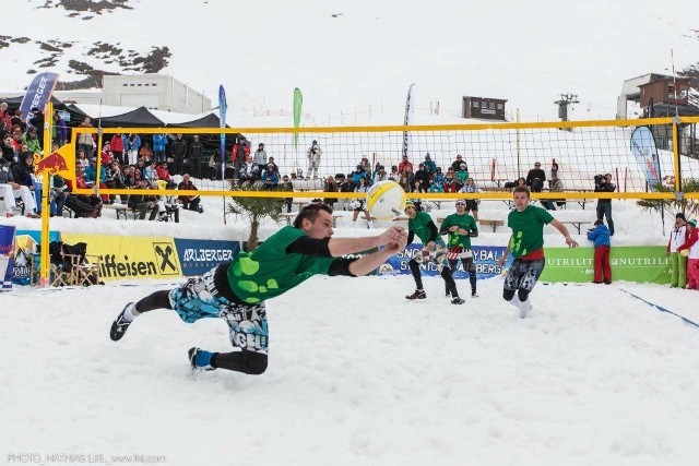 W tegorocznej edycji Pucharu Świata w siatkówce na śniegu libiążanin Michał Matyja (walczący o piłkę) będzie jedną z jego wiodących postaci.
