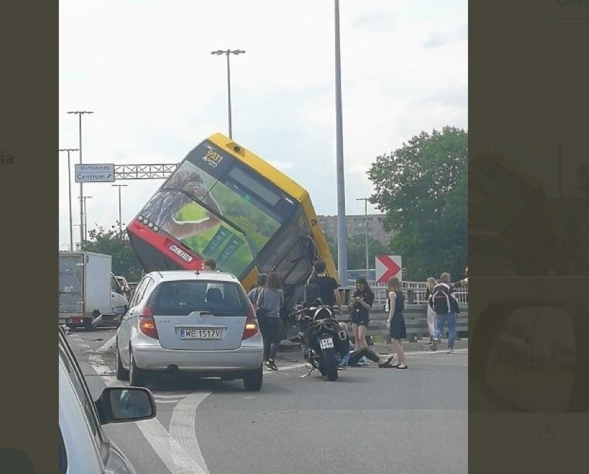 Wypadek miał miejsce ok. godziny 13. Autobus linii 186 w...