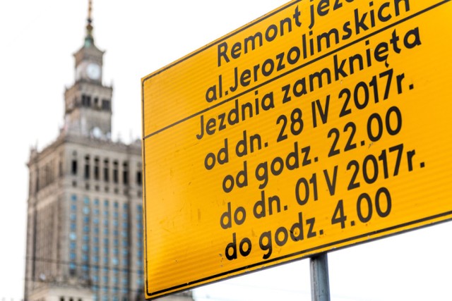 Remont południowej jezdni ulicy Z Ochoty w kierunku centrum), na odcinku od ul. E. Plater do ul. Poznańskiej, rozpocznie się w piątek 28 kwietnia o godz. 22 i obejmie także skrzyżowanie z ul. E. Plater oraz odcinki tej ulicy po obu stronach skrzyżowania. Prace potrwają do poniedziałku 2 maja, do godz. 04.00.
Podczas remontu nieczynne będą obie jezdnie Al. Jerozolimskich pomiędzy rondem Dmowskiego a rondem Czterdziestolatka.Objazdy zostaną poprowadzone ulicami: T. Chałubińskiego, Jana Pawła II, Świętokrzyską, Marszałkowską i dalej Koszykową.