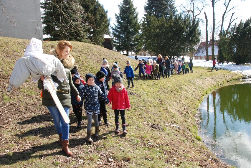 Ożarów: Pożegnali zimę i wyruszyli szukać wiosny[ZDJĘCIA]