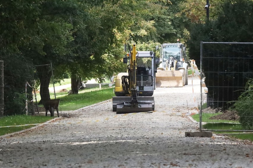 Remont parkowych alejek w sąsiedztwie fontann legnickiego Parku Miejskiego