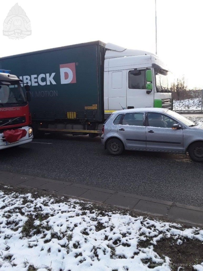 Stłuczka na alei Ofiar Terroryzmu 11 Września. Volkswagen zderzył się z ciężarówką ZDJĘCIA