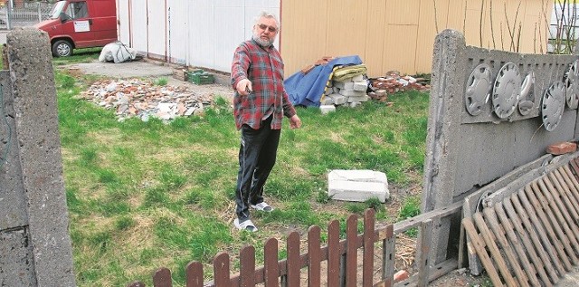 Pan Stanisław Szot żali się, że jego sąsiad ogrodził płotem dostęp do studzienki kanalizacyjnej, co spowodowało problemy z odbiorem nieczystości