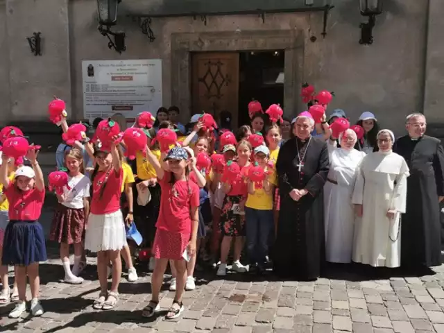 W niedzielę 16 lipca goście z Ukrainy uczestniczyli we mszy świętej celebrowanej pod przewodnictwem biskupa sandomierskiego Krzysztofa Nitkiewicza w kościele pw. Ducha Świętego w Sandomierzu.