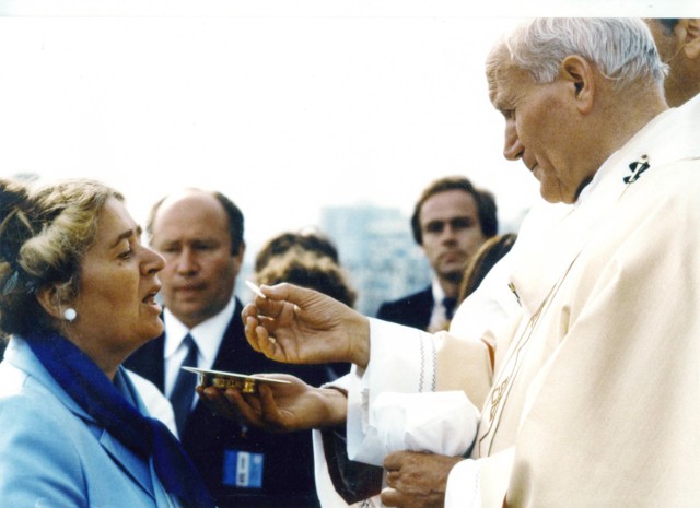 Zaspa, 1987 rok. Szefem kościelnych służb porządkowych Semper Fidelis podczas spotkania wiernych z Ojcem Świętym jest mąż pani Anny, Mieczysław Róg. 

- Pamiętam tę zapisaną na zdjęciu chwilę - mówi pani Anna. - Gdy szłam w stronę Papieża, czułam jak nogi wrastają mi w ziemię, bałam się, że ze wzruszenia nie zrobię ni kroku! A potem spojrzałam na Jego rozpromienioną twarz. 

Miałam wrażenie, że czas się zatrzymał. Uczucie, które towarzyszyło mi jeszcze długo. To zdjęcie jest dla nas bardzo ważne. Wisi na ścianie, oprawione. Jasna postać Jana Pawła II jest wielkim wsparciem. Dla mego męża On był świętym od zawsze.