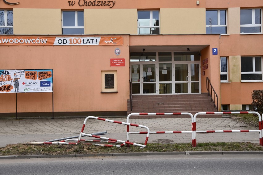 Chodzież: groźny wypadek w poniedziałkowy wieczór. Auto wylądowało na barierkach.