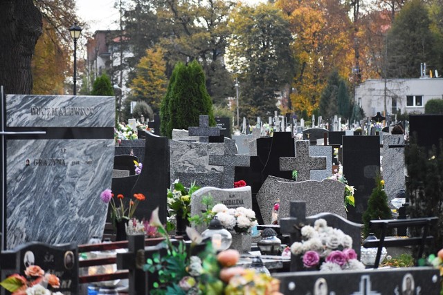 Miejska Gospodarka Komunalna w Oleśnicy poinformowała, że od 28.10.2022 r. (piątek) do 03.11.2022 r. (czwartek) bramy wszystkich cmentarzy komunalnych w Oleśnicy nie będą zamykane na noc
