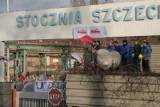 Tablica "Stocznia Szczecińska Nowa" zniknęła z bramy stoczni. "Nie ma szacunku dla pamięci"