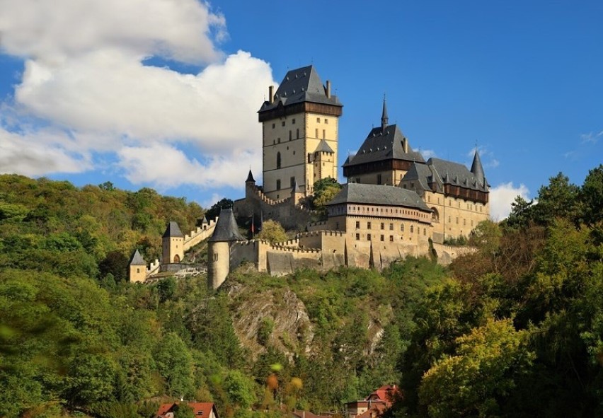 Karlštejn, położony 30 km na południowy zachód od Pragi,...