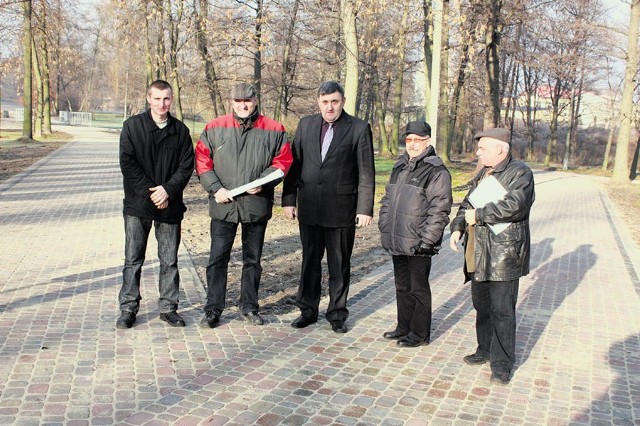 Odbioru wykonanych w drugim etapie prac dokonał wiceburmistrz Roman Sasin (w środku).