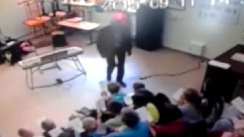  Nauczyciel muzyki rzuca batutą w dziecko. Za to został skazany ZOBACZ WIDEO 