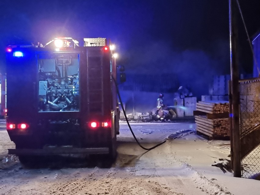 Pożar niedużego magazynu na ul. Rolniczej w Przemyślu. Wyjechali strażacy z PSP i OSP [ZDJĘCIA]