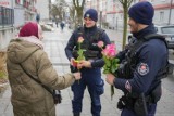 Policjanci wręczali paniom kwiaty i odblaski na ulicach Piły [ZDJĘCIA]