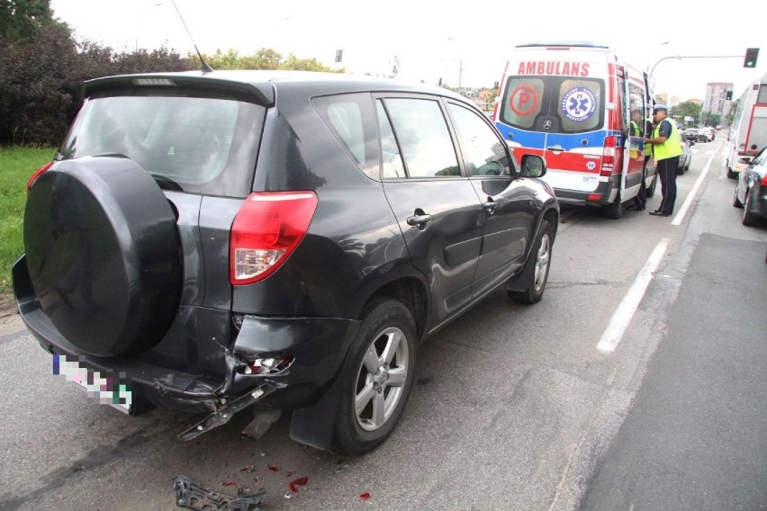 Wypadek na skrzyżowaniu Tarnowskiej i Bohaterów Warszawy w Kielcach. Ranny kierowca jednego z aut 