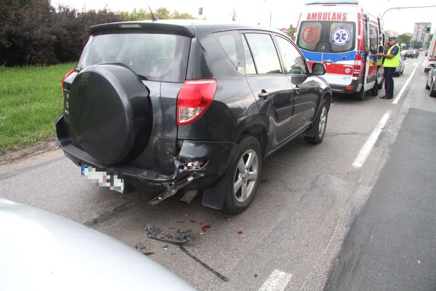 Wypadek na skrzyżowaniu Tarnowskiej i Bohaterów Warszawy w Kielcach. Ranny kierowca jednego z aut 