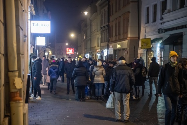 Rynek Główny w Krakowie w nocy z soboty na niedzielę