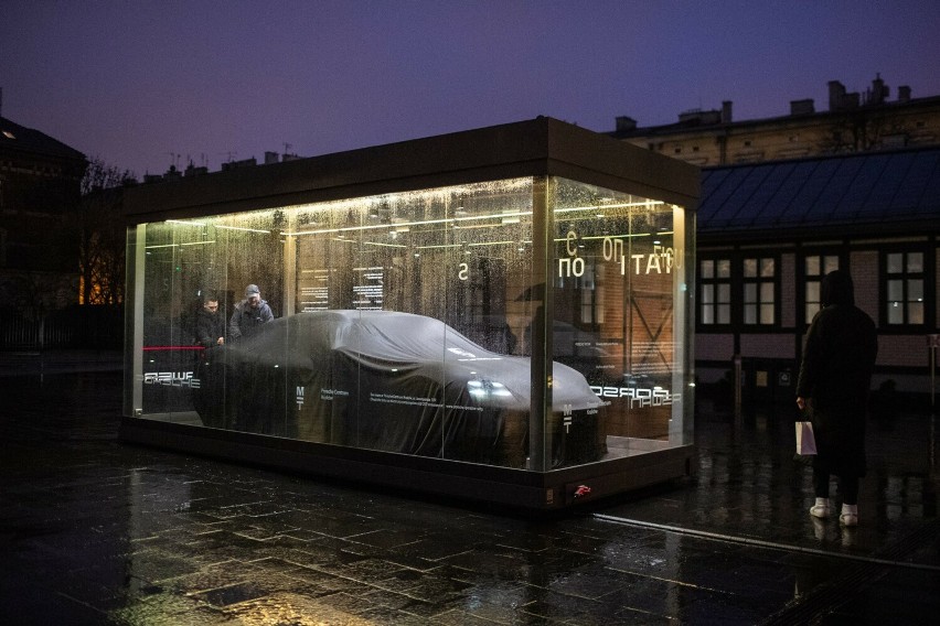 Emocje sięgnęły zenitu! Jedyne takie porsche na świecie zaparkowało w krakowskim muzeum 