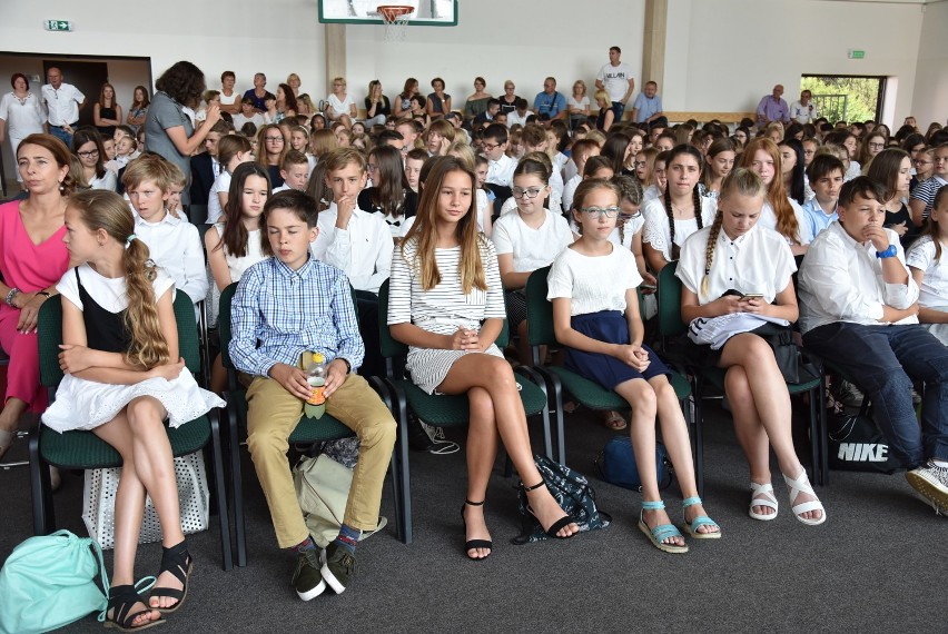 Najlepsi uczniowie z gminy Września właśnie odbierają nagrody [FOTO]